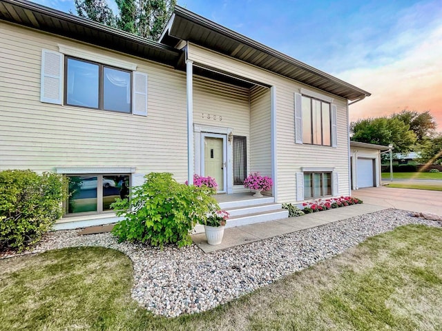 view of front of house with driveway