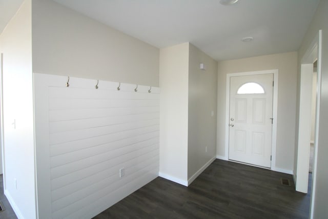 foyer with dark wood-style floors, visible vents, and baseboards