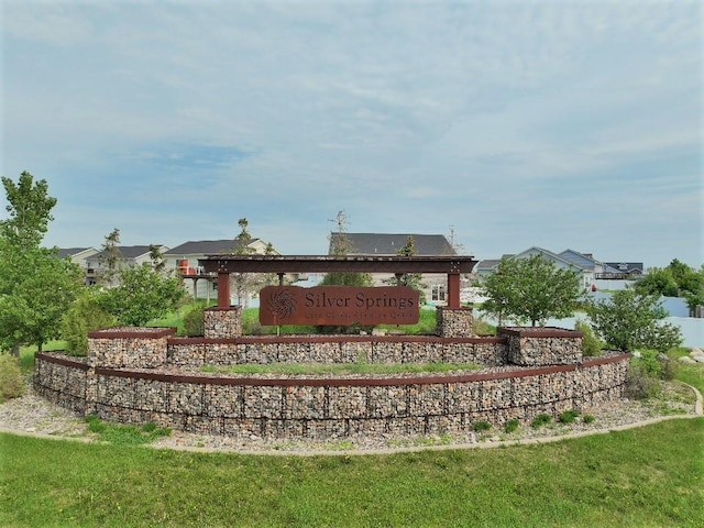 community / neighborhood sign featuring a lawn