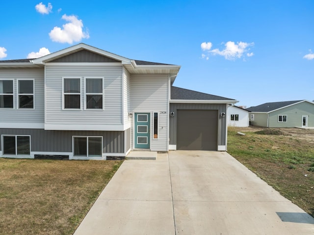 view of front of house featuring a front lawn and a garage