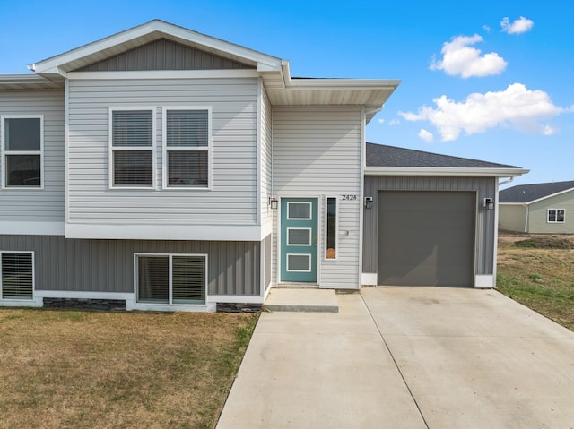 view of front of property featuring a garage and a front yard