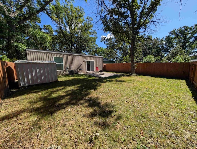 view of yard featuring a storage shed