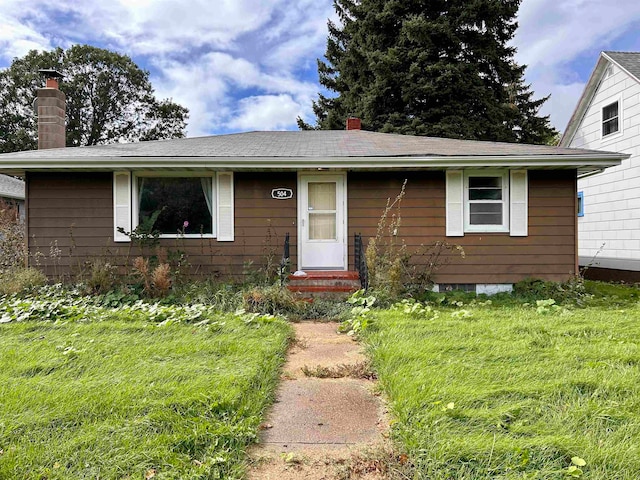 view of front of house featuring a front lawn