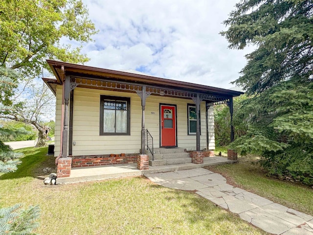 view of front of house featuring a front lawn and covered porch