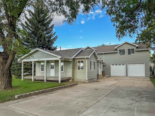 view of front of home featuring a front yard