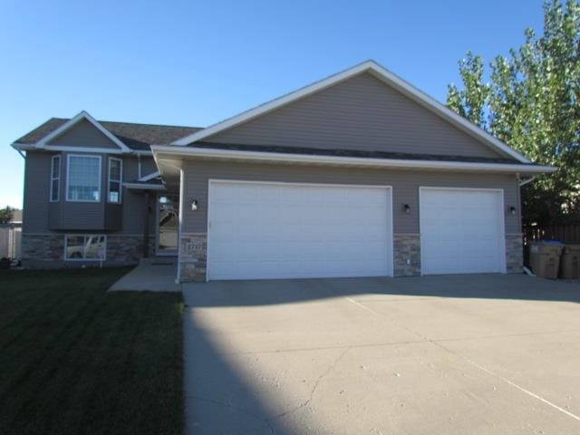 view of front facade featuring a front yard and a garage