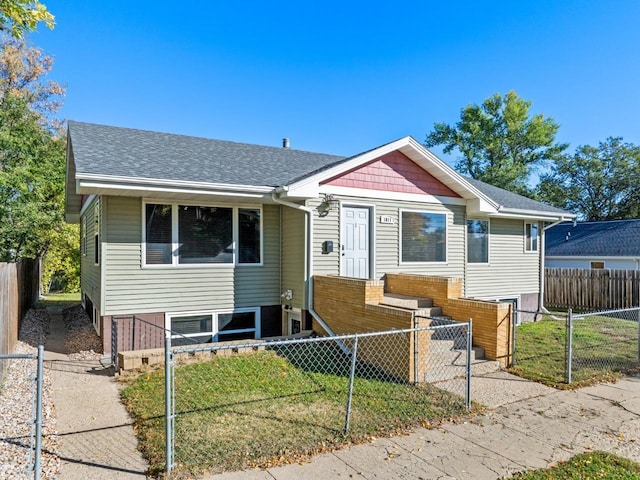 view of front of house featuring a front yard