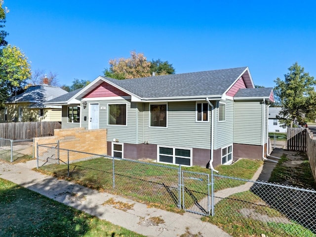 view of front of home featuring a front yard