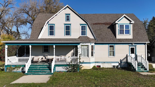 view of front of property featuring a front lawn