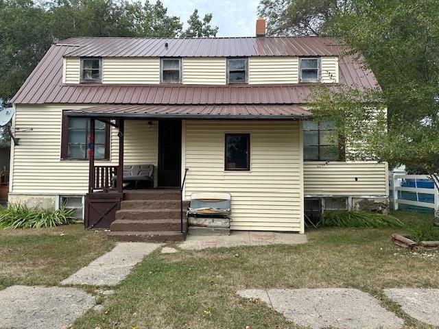 view of front facade with a front lawn