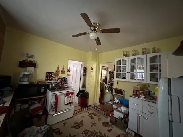 miscellaneous room with ceiling fan