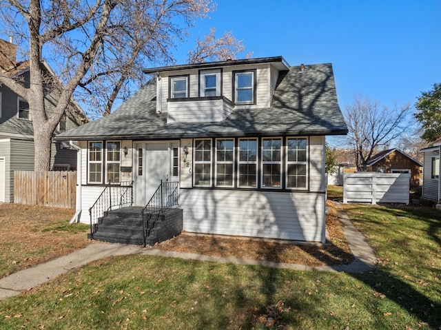 view of front of property featuring a front yard