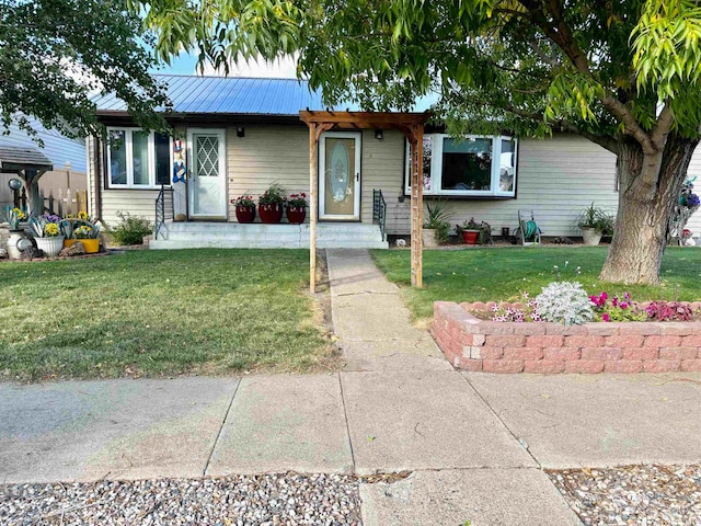 single story home with a front yard