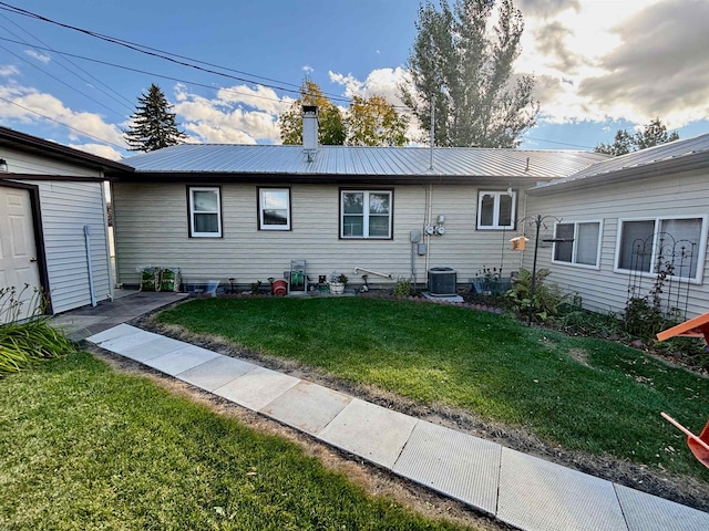 view of front of property with a front yard