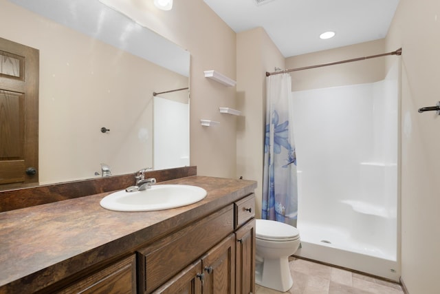 bathroom with a shower with shower curtain, vanity, and toilet