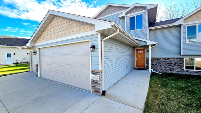 view of front facade featuring a garage