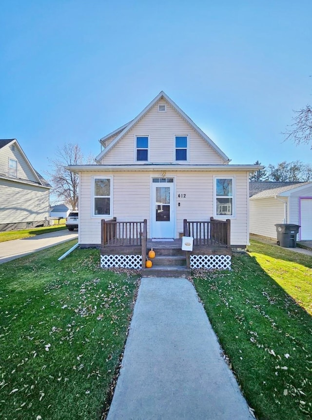 bungalow featuring a front lawn