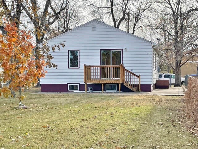 back of house featuring a yard