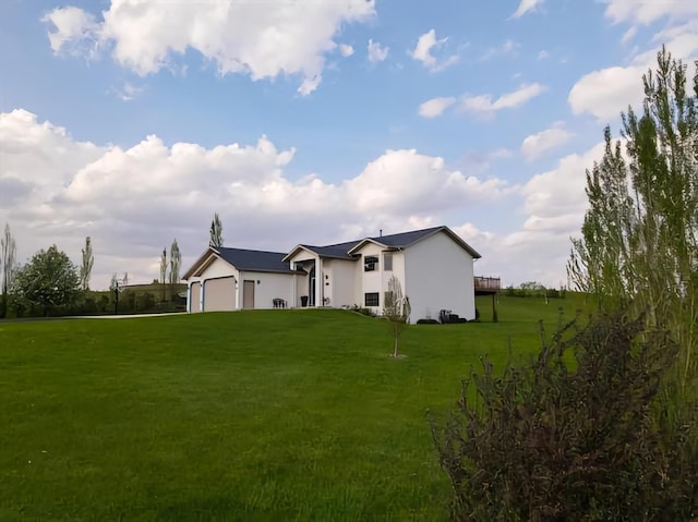 view of front of house featuring a front yard and a garage