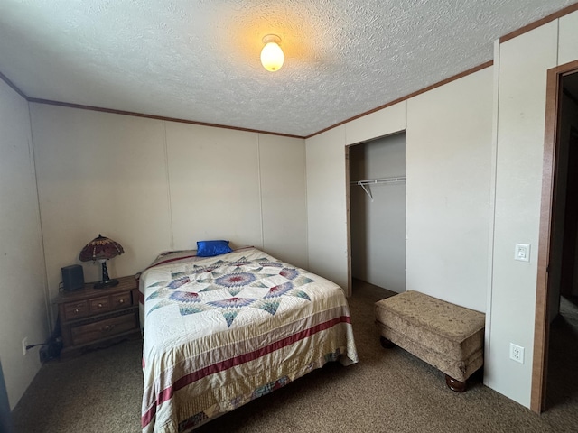 carpeted bedroom featuring crown molding, a textured ceiling, and a closet