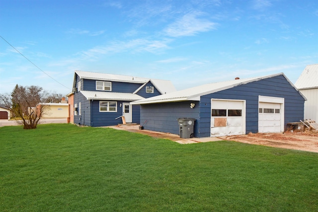 view of front of property featuring a front yard and a garage