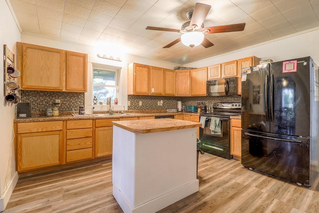 kitchen featuring black appliances, a center island, crown molding, light hardwood / wood-style flooring, and ceiling fan