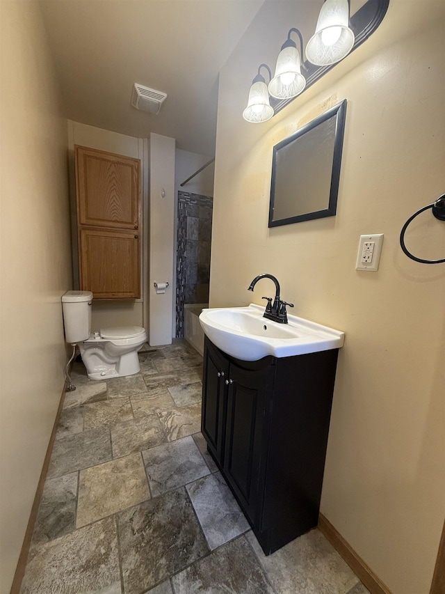 full bathroom featuring shower / tub combo with curtain, vanity, and toilet