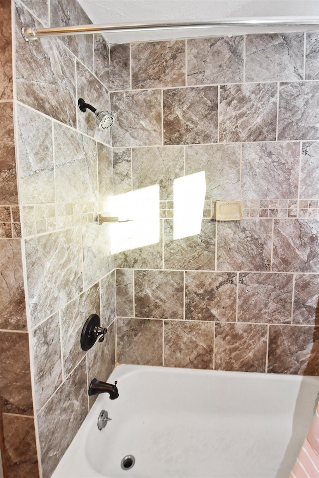 bathroom featuring tiled shower / bath combo