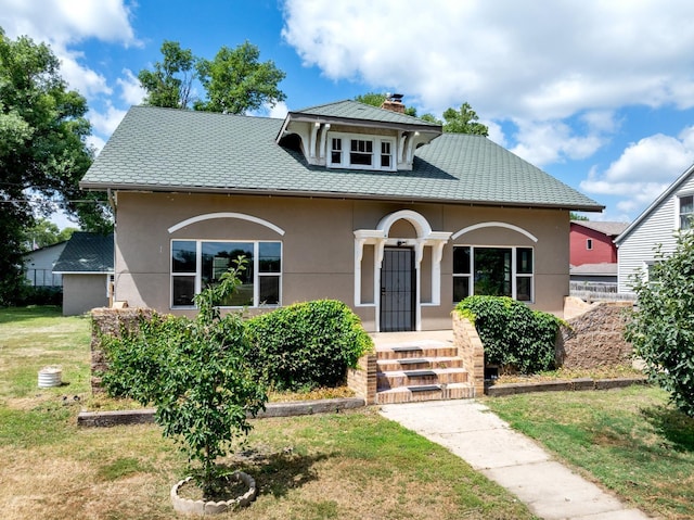 view of front facade with a front yard