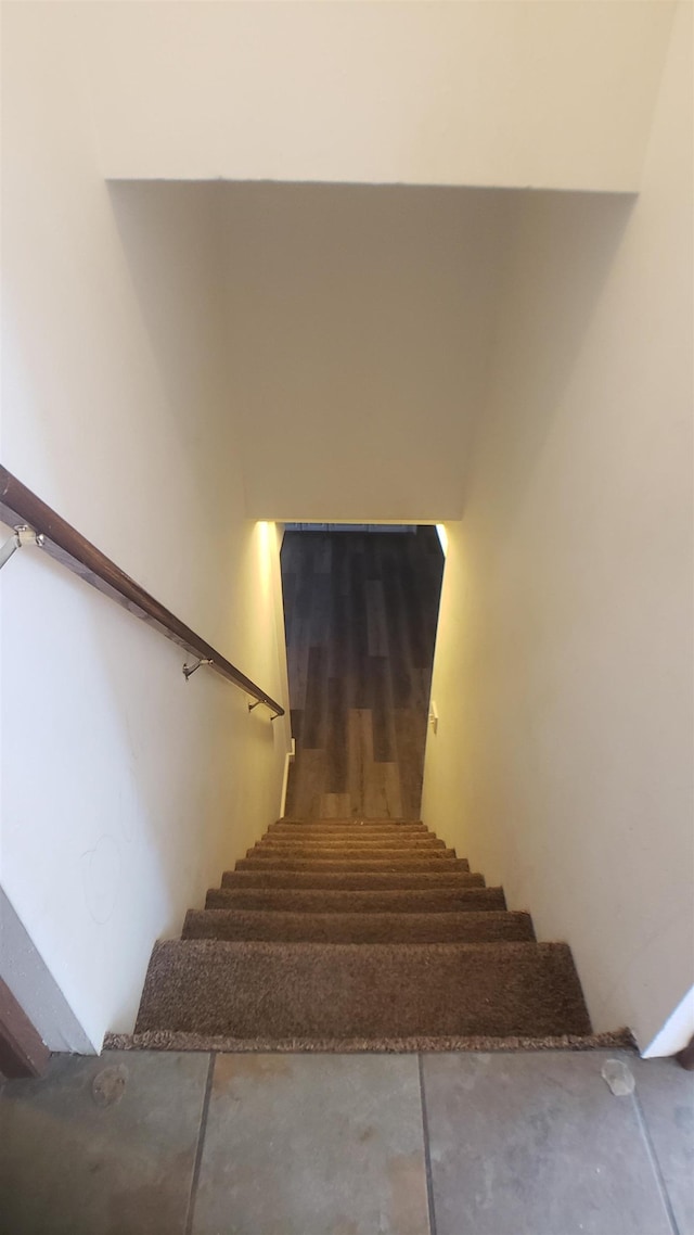 staircase featuring concrete floors