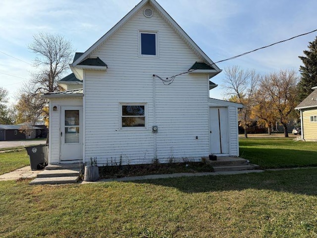 back of house featuring a lawn