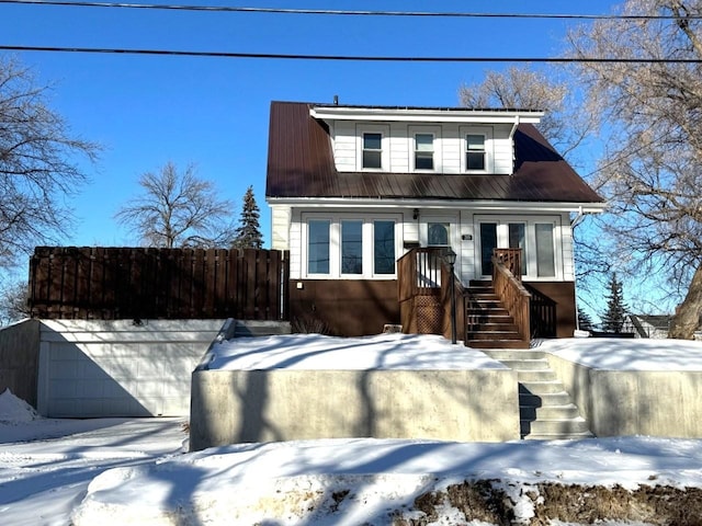 view of front facade with fence