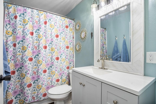 full bathroom featuring toilet, a textured wall, a shower with shower curtain, and vanity