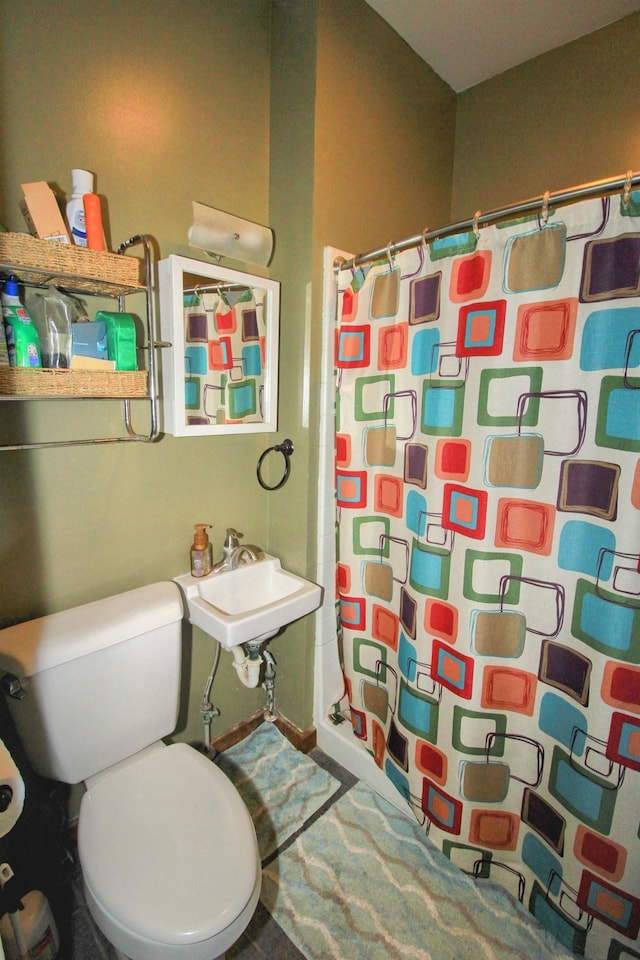 full bath featuring toilet, a sink, and a shower with shower curtain