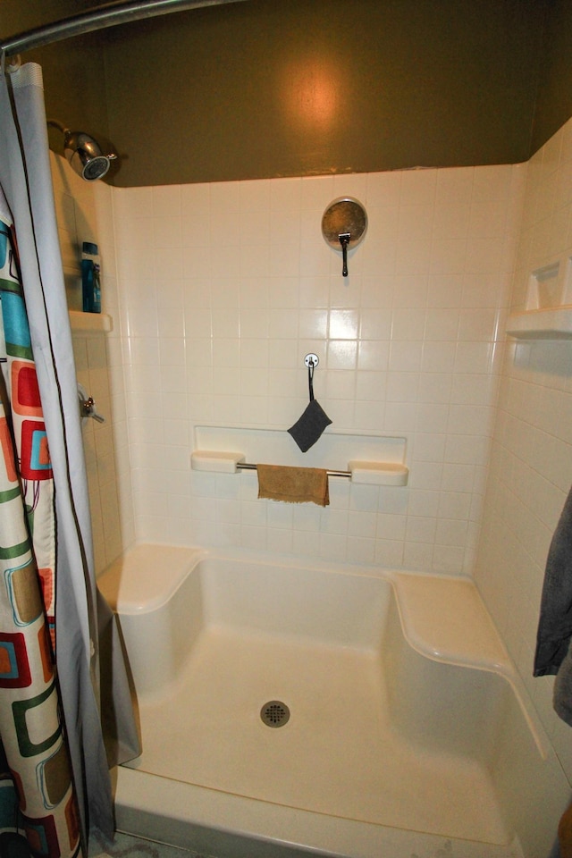 full bathroom featuring a shower with curtain