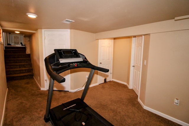 exercise area featuring carpet flooring, visible vents, and baseboards