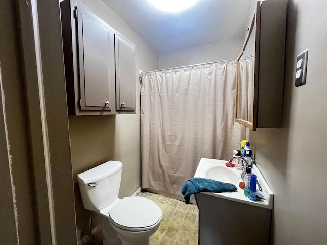 full bath featuring a shower with curtain, toilet, and vanity