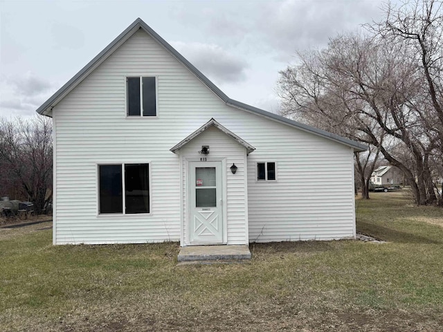 view of front of property with a front yard