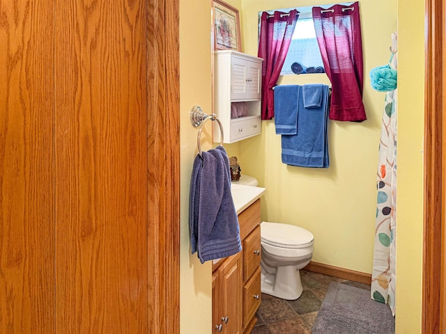 812 15 1/2 Ave SE, Minot, ND 58701 - bathroom featuring curtained shower, baseboards, toilet, and vanity