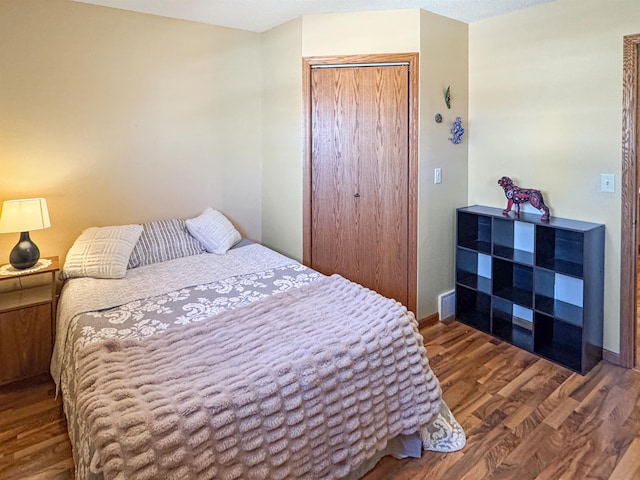 812 15 1/2 Ave SE, Minot, ND 58701 - bedroom featuring baseboards, wood finished floors, and a closet