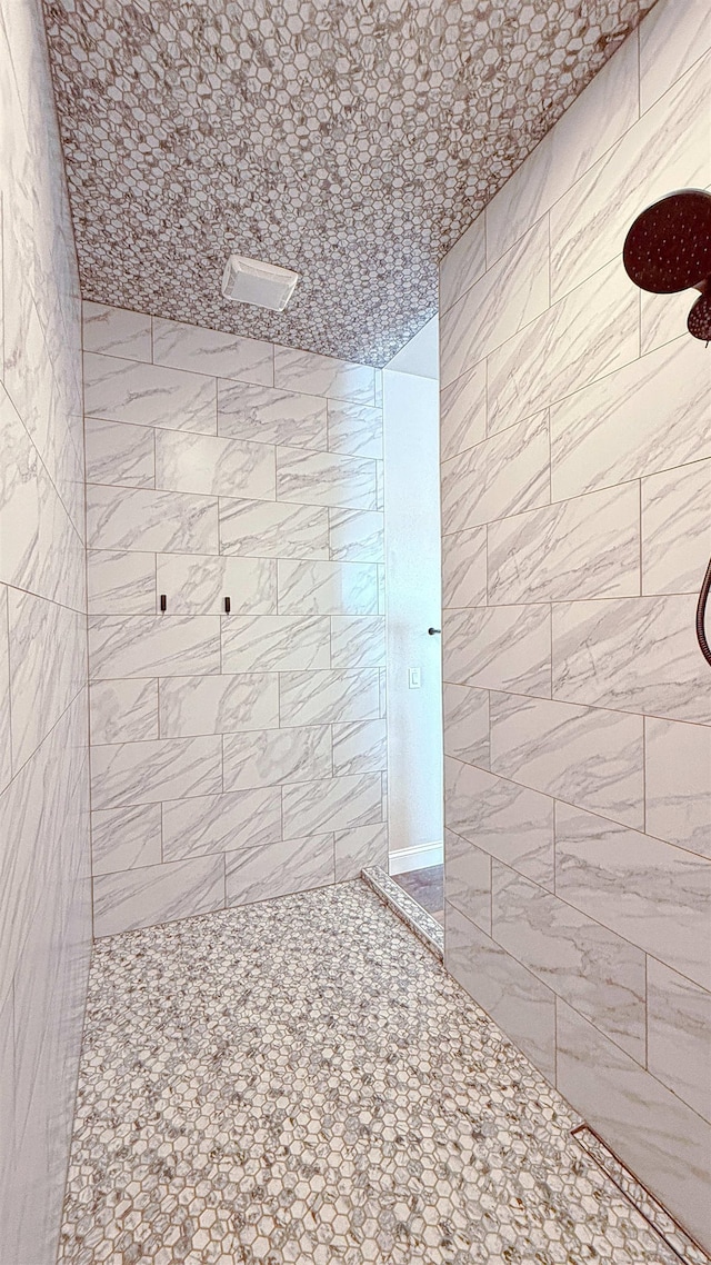 full bathroom featuring a tile shower
