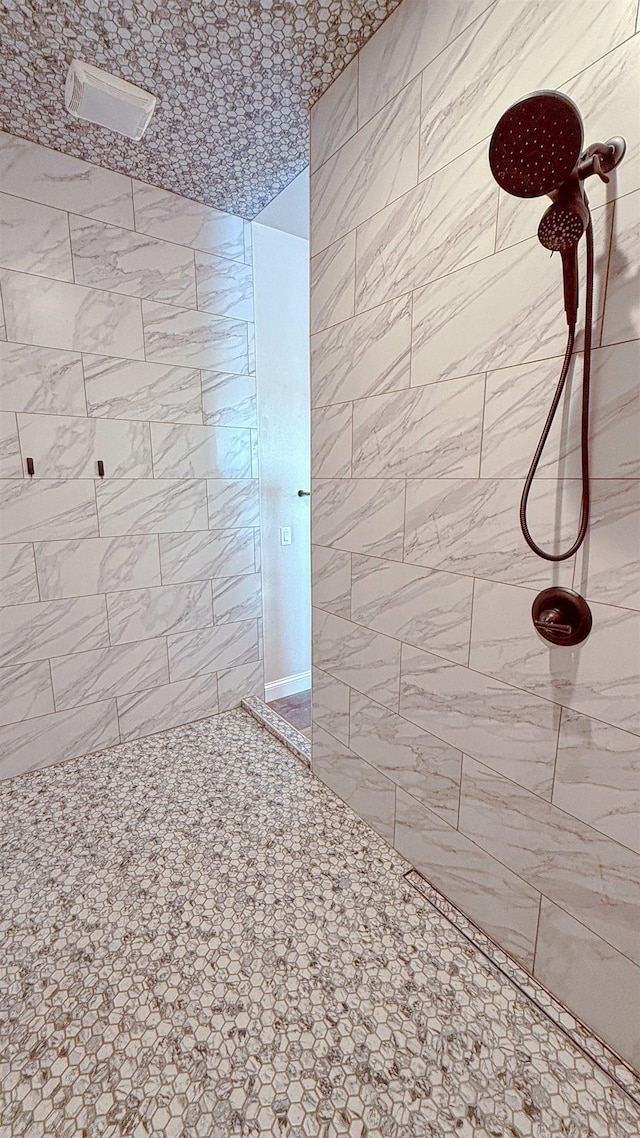 full bathroom featuring tiled shower