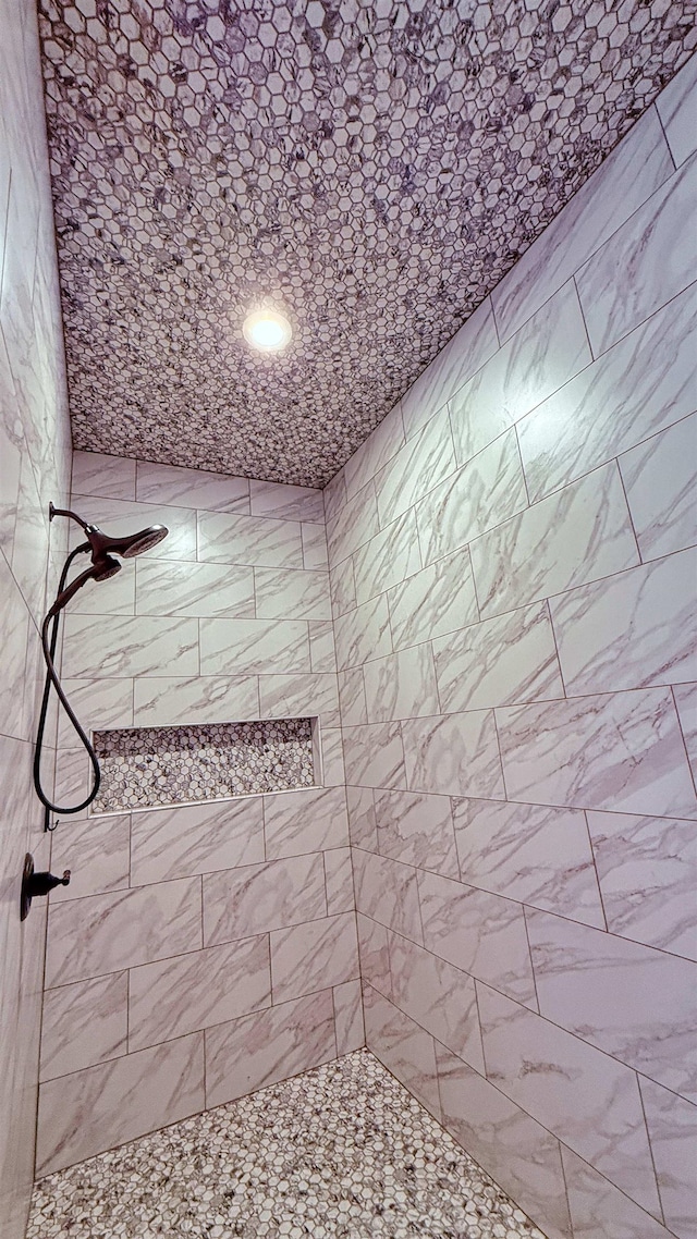 full bathroom featuring a tile shower