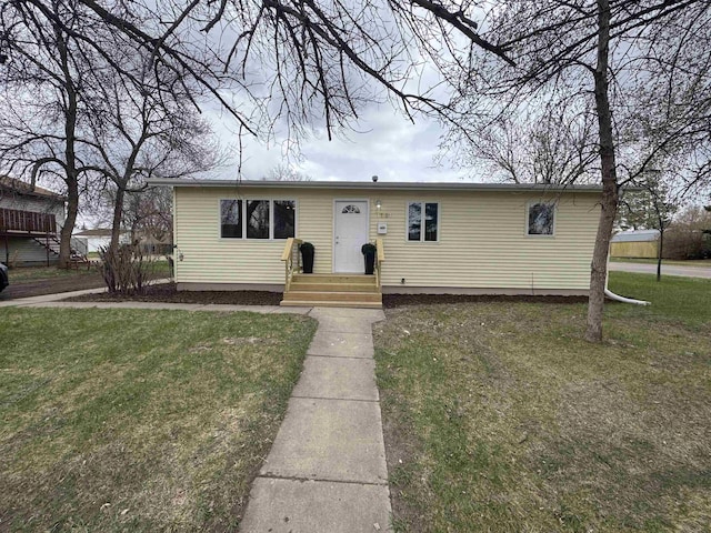 1331 4th St, Minot, ND 58701 - bungalow-style house featuring a front yard