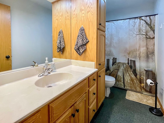 full bath with vanity, toilet, and curtained shower