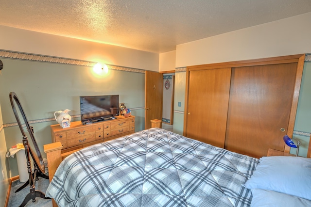 bedroom with carpet flooring, a textured ceiling, and a closet