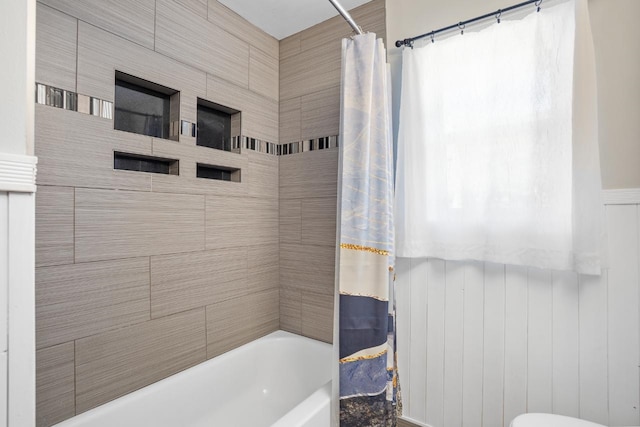1001 20th St, Minot, ND 58703 - bathroom featuring shower / tub combo with curtain