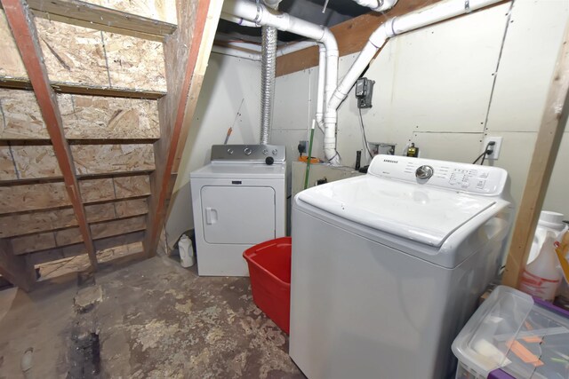 321 6th St, Minot, ND 58703 - washroom featuring washer and clothes dryer