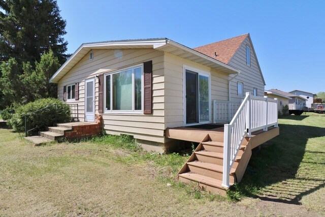 306 Davis St, Burlington, ND 58722 - view of side of property with a yard