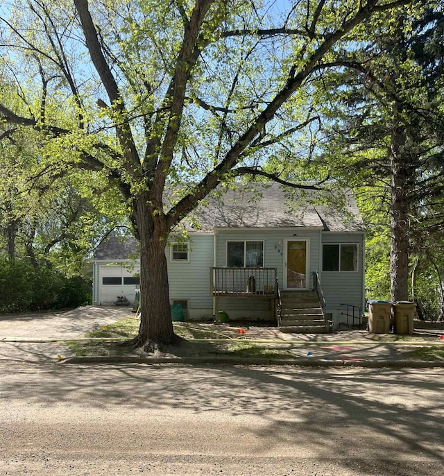 909 NW 10th Ave, Minot, ND 58703 - bungalow featuring a garage, driveway, and covered porch